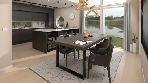 Interiör med matbord, köksö och stora fönster mot grönska.