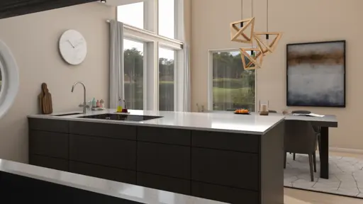 Interiör av svart kök med stor köksö, pendellampor och fönsterparti.