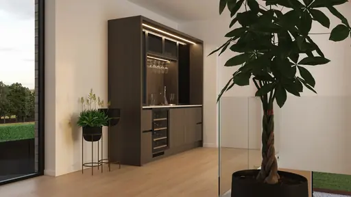 Interiör barhörna med skåp, glashängare, belysning och stor växt intill glasräcke.