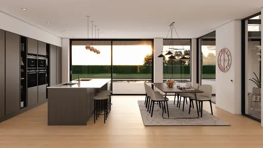 Interiör med öppet kök, lång matplats och stora skjutdörrar mot uteplats.