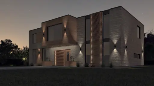 Exteriör natt/kväll med fasadbelysning som lyfter sten och trälameller.